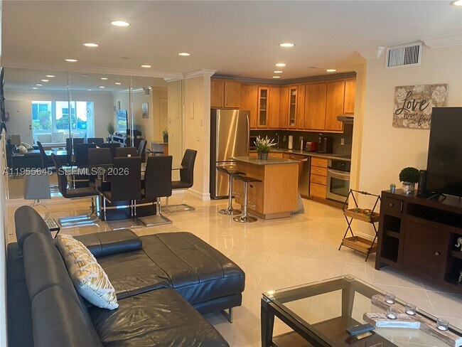 Building Photo - 6471 Bay Club Dr