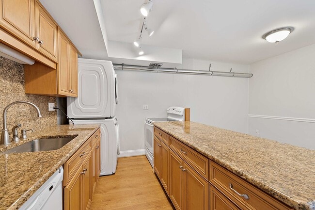 Building Photo - Ready Now! 3 bedroom Townhouse in Annapolis!