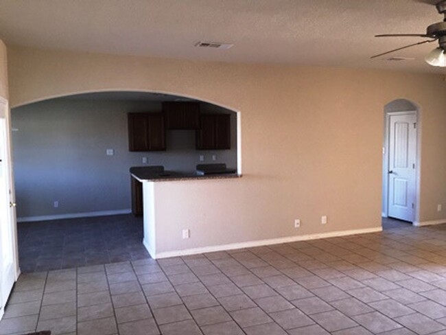 Building Photo - Beatiful 5 bedroom, 2.5 bathroom home loca...