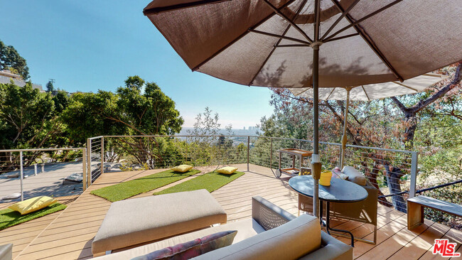 Building Photo - 8715 Sunset Plaza Pl