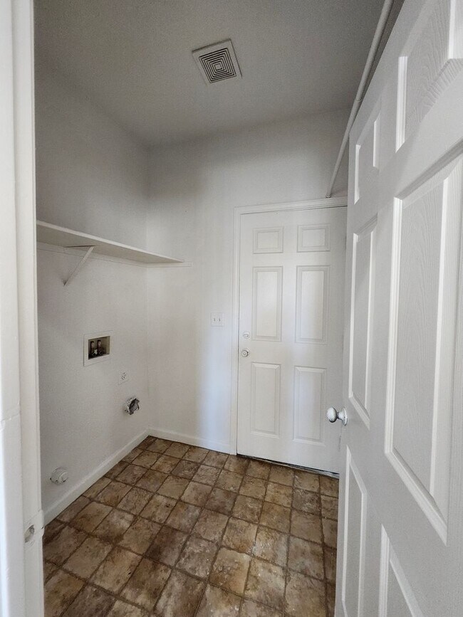 Building Photo - Beautiful Yuba City Home