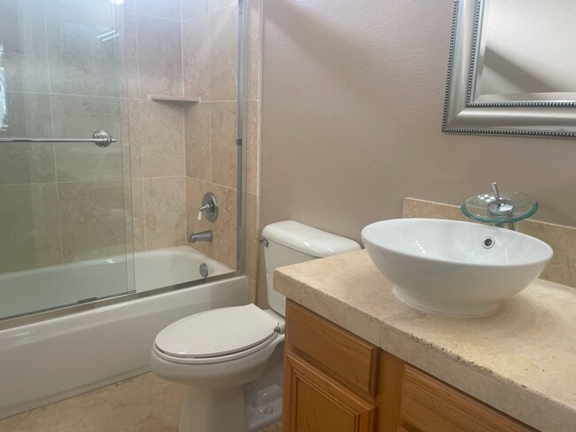 Building Photo - Furnished Two Bedroom Two Bathroom Caug...