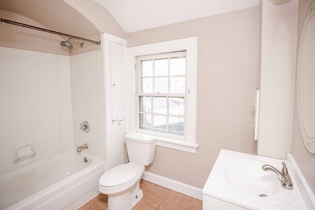 Building Photo - Three bedroom one bath home available for rent located in Library Disctrict West Toledo!