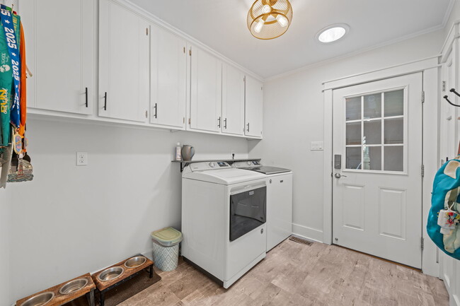Building Photo - 6115 Gondolier Dr