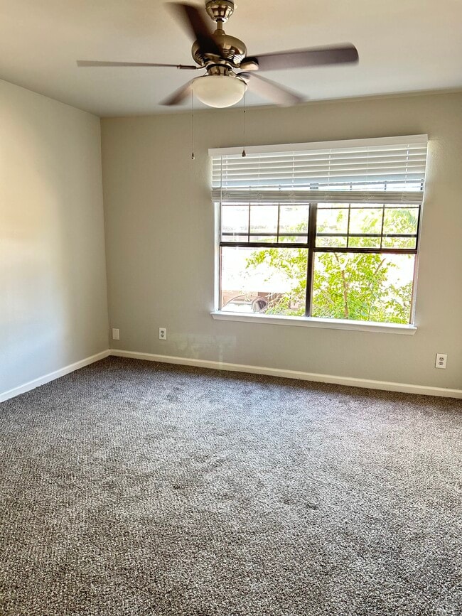 Building Photo - 644 W Collins St