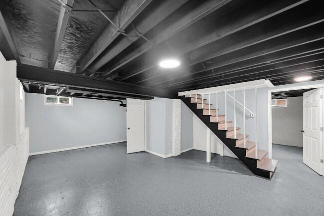 Building Photo - 627 W 43rd Pl