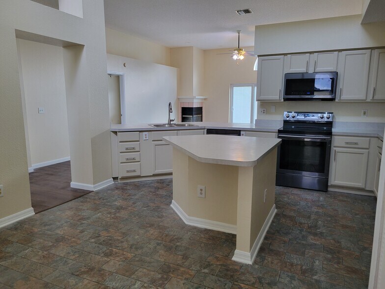 Building Photo - 1048 California Creek Dr