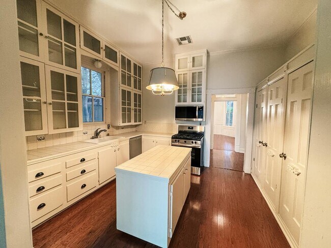 Building Photo - 305 W Brazos St