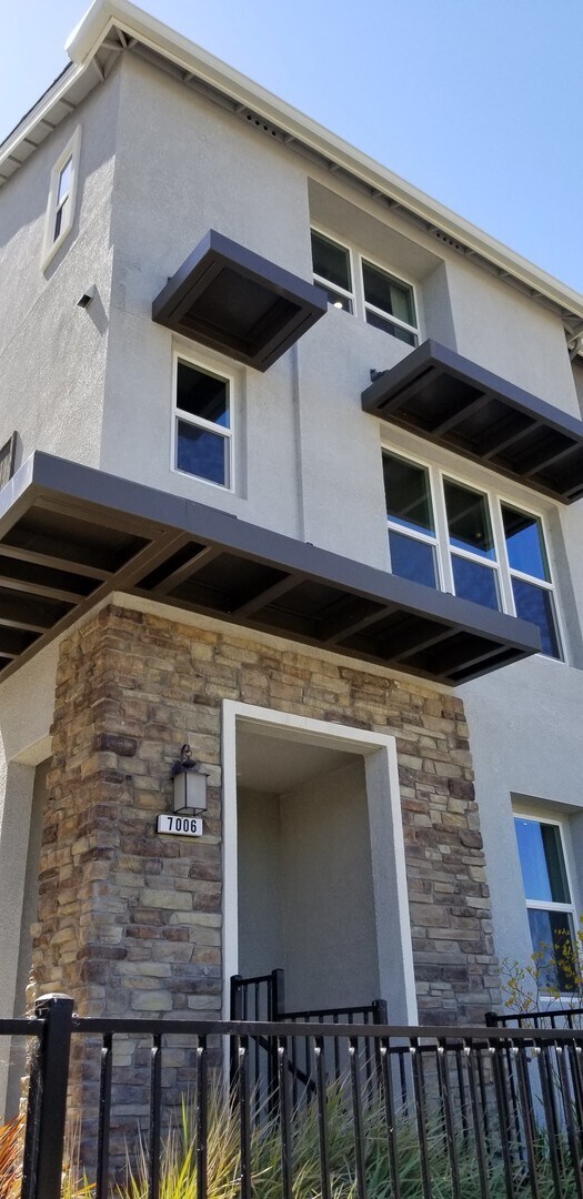 Building Photo - Beautiful end unit 4 bedroom condo in Dublin