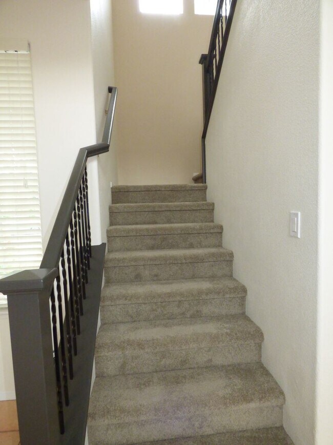 Building Photo - Spacious Townhouse located in Poinsettia Heights