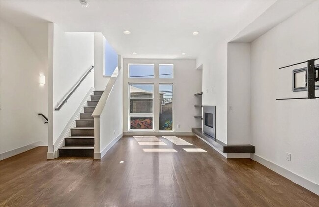 Building Photo - 2 Bedroom Townhome in the Heart of Rino!