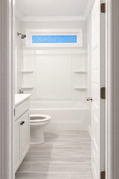 Guest bath with tub - 905 Mildred Ct