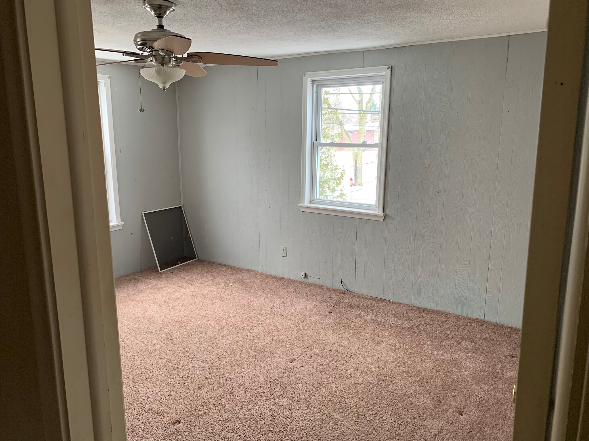 Front Bedroom - 301 E Pottawatamie St