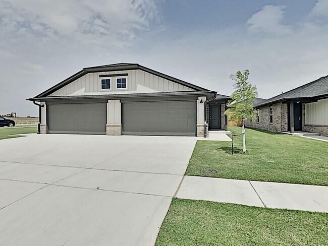 Building Photo - 2 Bedroom 2 Bathroom 2 Car Garage Duplex close to Broadway Extension, a short distance from Edmon...