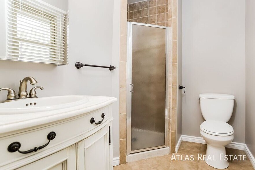 Building Photo - 2312 NE 72nd Terrace