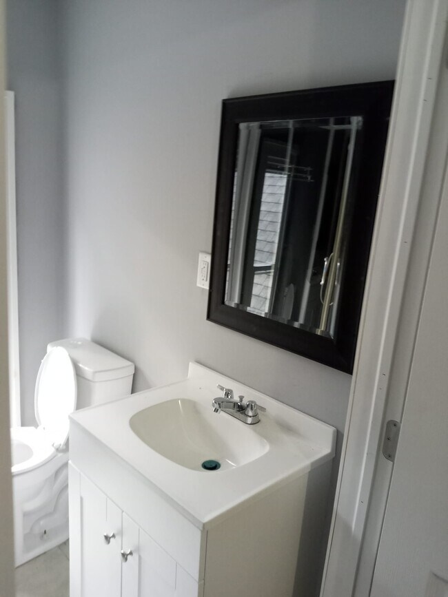 Building Photo - 27 Cottage Ave