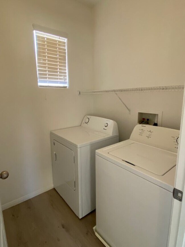 Building Photo - 3 bedroom home in Sky Ridge