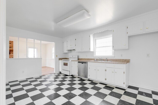 Building Photo - Beautiful Brick Ranch Available For Rent - Pets are welcome!!!