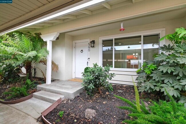 Building Photo - 560 La Copita Ct