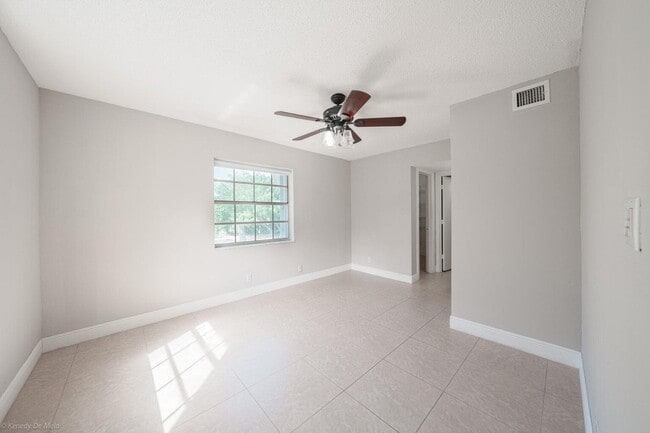 Building Photo - 708 SE 2nd Ave