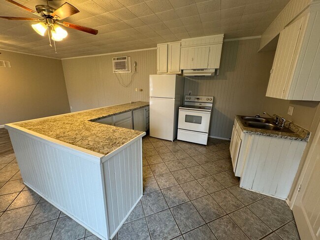 Building Photo - ALL UTILITIES INCLUDED - 2 Bedroom/ 1 Bath Home