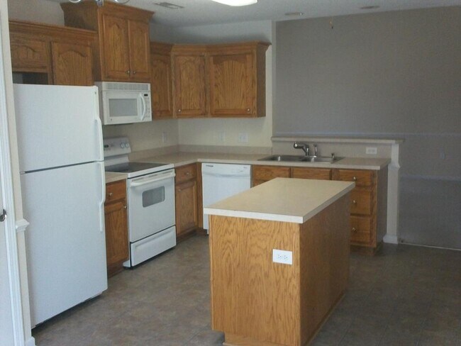 Building Photo - 3411 Landmark Dr