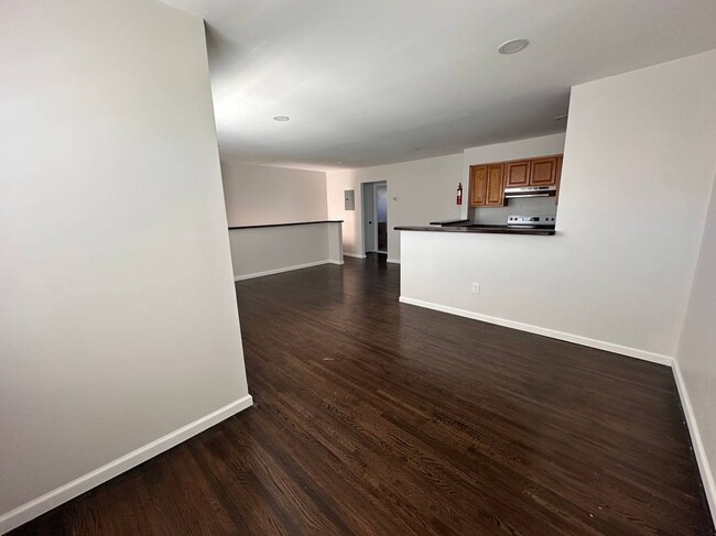 Building Photo - 581 Patten Ave