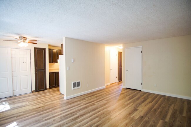 Building Photo - 2nd Floor 2 Bedroom with Parking, Dishwasher, & Pet-Friendly!