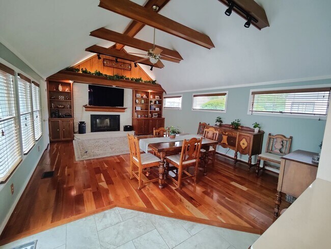 Building Photo - *Beautifully Updated & Spacious 3BD/2BA Si...
