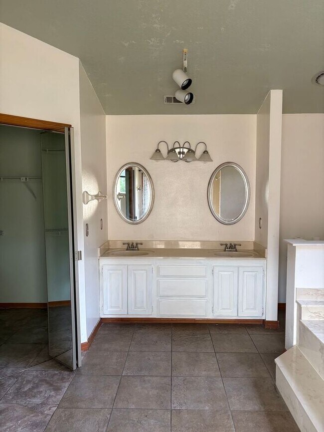 Building Photo - Kissimmee home with a lake view