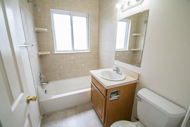 Building Photo - 2887 Moorhead Ave