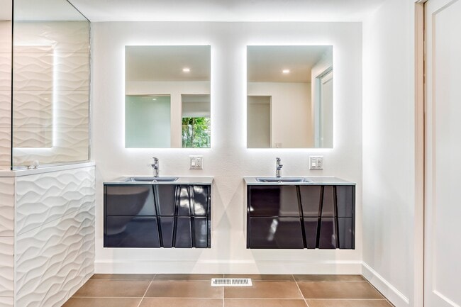 Building Photo - 4242 SW Hewett Blvd