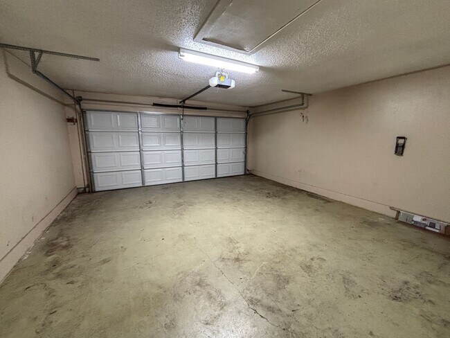 Building Photo - MOVE IN READY! SPACIOUS TOWNHOME IN BOSSIE...