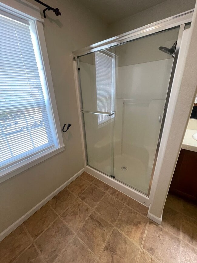 Building Photo - Gorgeous Pet Friendly Three Bedroom Home I...