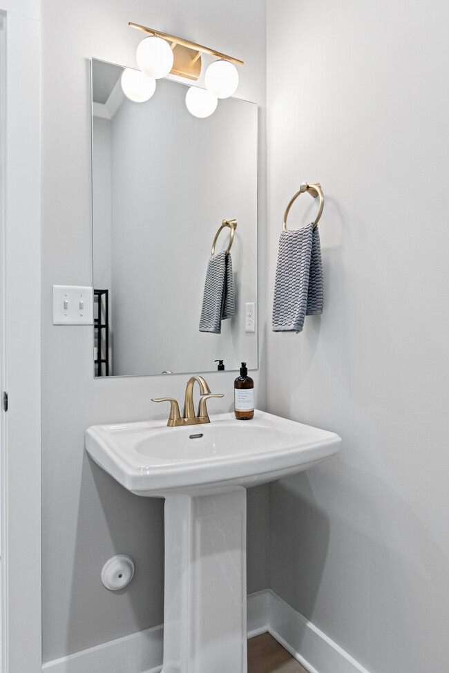 Main floor bathroom - 1585 Sinclair Ave