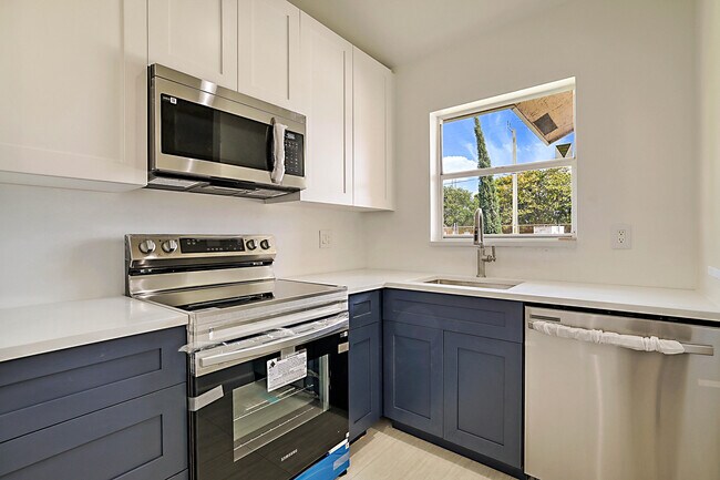 Building Photo - 320 NE 42nd St