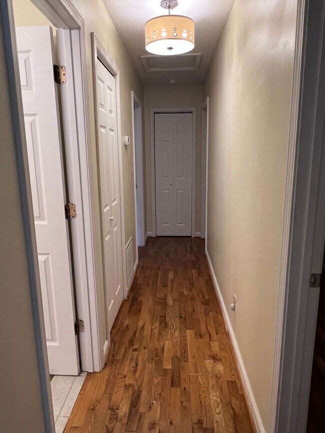 Building Photo - Lovely 3 bedroom/2 bathroom, Convenient Ro...