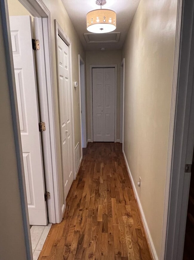 Building Photo - Lovely 3 bedroom/2 bathroom, Convenient Royal Pines area.