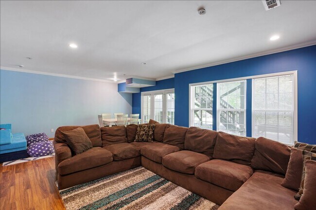 Building Photo - Townhouse in Lake Hogan Farms - 4 bedrooms - Amenities include community pool, tennis and playground