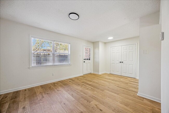 Building Photo - Updated 3 Bedroom Townhome