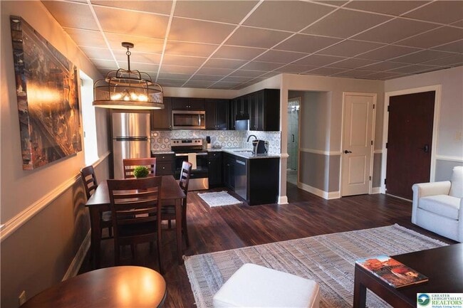 Building Photo - 462 Main St