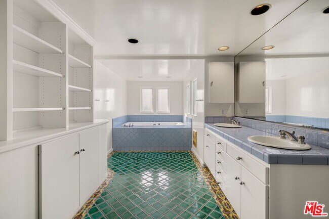 Building Photo - 2335 Silver Ridge Ave