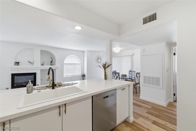 Building Photo - 7950 W Flamingo Rd