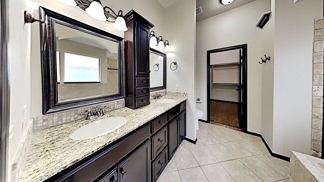 Building Photo - Beautiful 4 Bedroom 2 Bathroom Home in Wil...