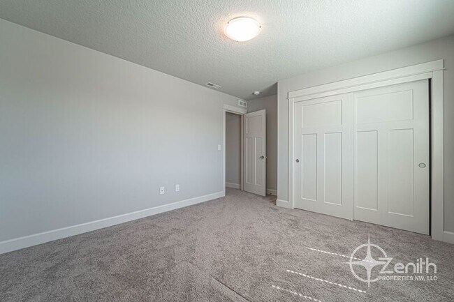 Building Photo - 4837 S 16th Dr