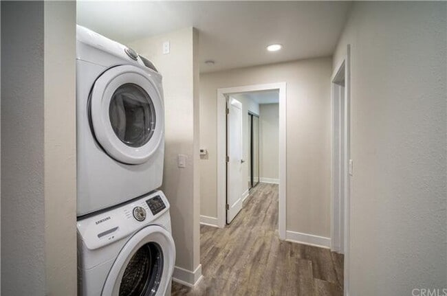 Building Photo - LARGE Apartment Home. 3bd/2ba, walk in closet, car garage, 2 parking spaces, all appliances included