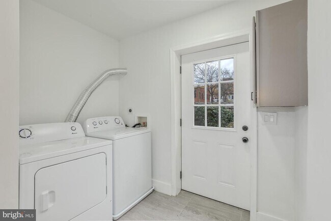 Building Photo - 745 Kenyon St NW