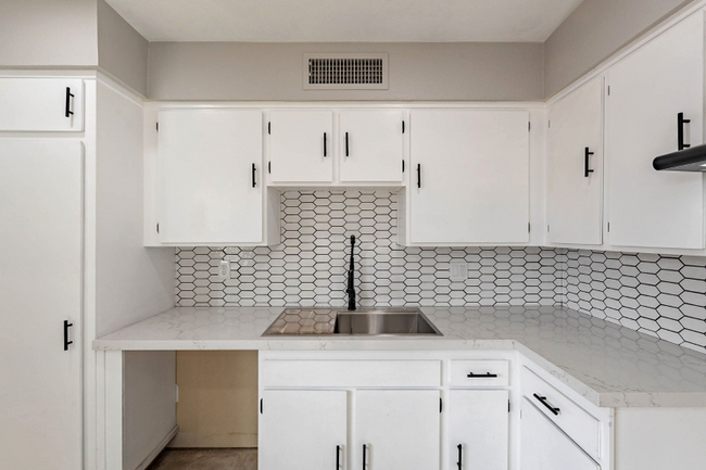 Building Photo - 8633 W Weldon Ave