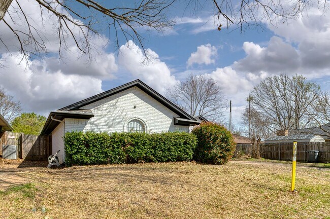 Building Photo - AVAILABLE NOW! BEAUTIFUL 3 BEDROOM HOME LO...
