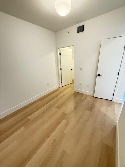Building Photo - 2533 NE 183rd St
